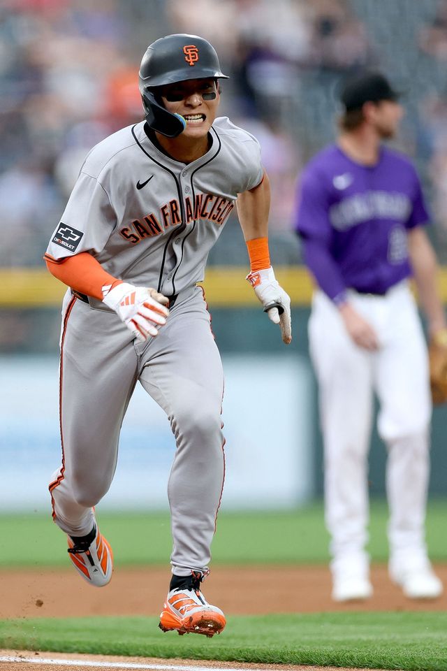 미국 메이저리그 샌프란시스코 자이언츠의 이정후가 11일(한국시간) 미국 콜로라도주 덴버 쿠어스 필드에서 열린 2025 메이저리그 콜로라도 로키스와의 원정 경기에 1번타자 겸 중견수로 선발 출전, 5타수 1안타 2득점을 기록했다. 사진 연합뉴스