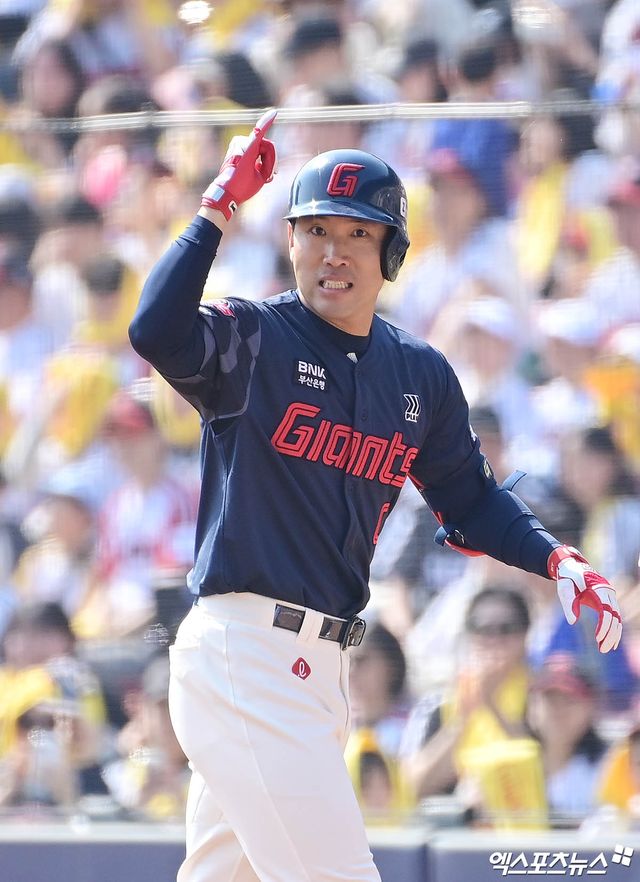 22일 오후 서울 송파구 잠실야구장에서 열린 '2025 신한 SOL Bank KBO리그' 롯데 자이언츠와 LG 트윈스의 경기, 2회초 1사 1루 롯데 전준우가 안타를 때려낸 뒤 세리머니를 하고 있다. 엑스포츠뉴스 DB