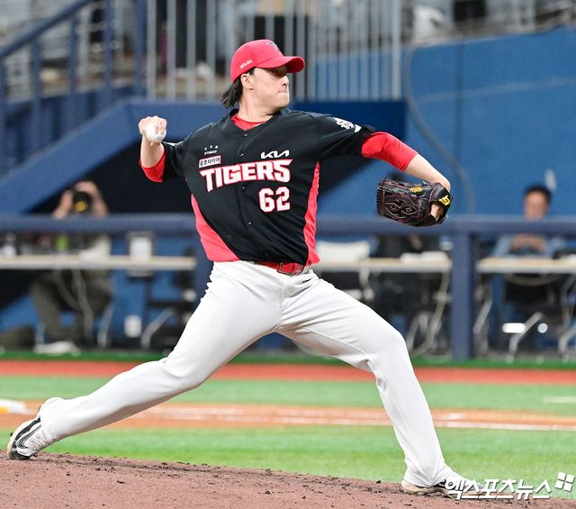 KIA 타이거즈 마무리투수 정해영이 올해 정규시즌 경기에 등판해 투구하고 있다. 정해영은 지난 8일 한화 이글스전에서 외국인 타자 에스테반 플로리얼에게 몸에 맞는 볼을 던졌고, 플로리얼은 손등을 다쳤다. 정해영과 KIA는 진심 어린 사과를 전했다. 엑스포츠뉴스 DB