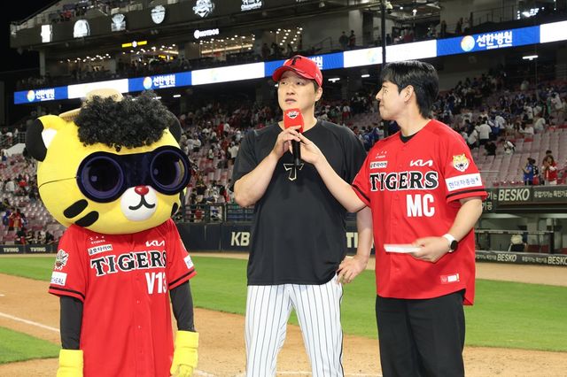 KIA 타이거즈 구원투수 전상현이 11일 광주 삼성 라이온즈전에서 맹활약한 뒤 수훈 인터뷰에 임하고 있다. KIA 타이거즈