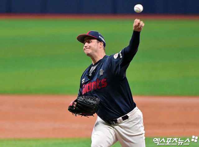1일 오후 서울 구로구 고척스카이돔에서 열린 '2025 신한 SOL Bank KBO리그' 롯데 자이언츠와 키움 히어로즈의 경기, 1회말 롯데 선발투수 데이비슨이 공을 힘차게 던지고 있다. 엑스포츠뉴스 DB