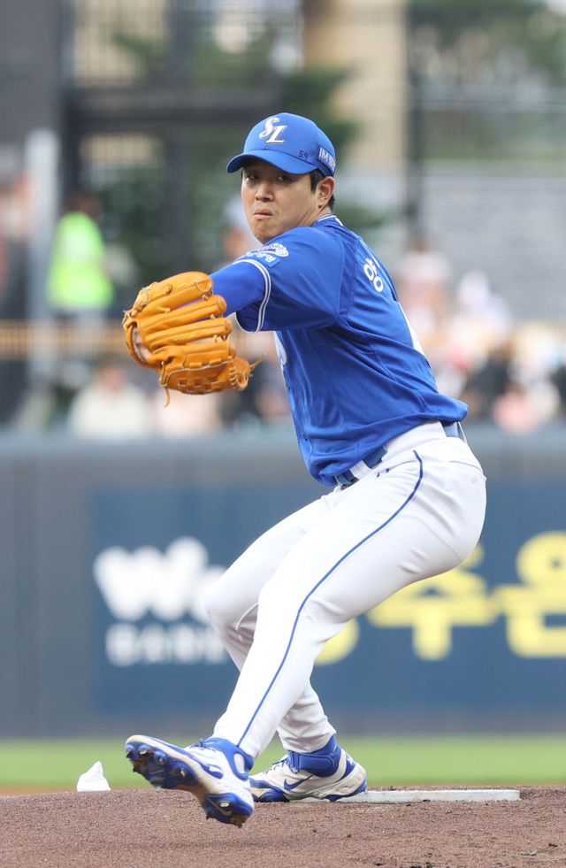 삼성 라이온즈 양창섭이 11일 광주 KIA 타이거즈전에 선발 등판해 투구하고 있다. 양창섭은 이날 5이닝 1실점으로 호투를 펼쳤다. 삼성 라이온즈