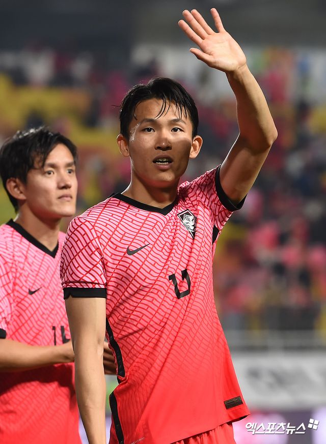 홍명보호가 2026 월드컵 본선 진출이 유력한 파라과이와 10월에 격돌한다. 대한축구협회는 12일 '2026 북중미 월드컵에 나서는 우리나라 축구 대표팀이 10월 14일 파라과이와 국내에서 맞붙는다. 파라과이 평가전은 10월 A매치 주간에 치러지는 두 경기중 하나다. 구체적인 장소와 경기 시간은 미정'이라고 밝혔다. 한국은 오는 9월 미국 원정을 떠나 미국, 멕싴호와 A매치를 치른다. 이어 남미 팀으로 방향으로 돌려 파라과이와 만난다. 지난 2022년 6월 맞대결 모습. 엑스포츠뉴스DB