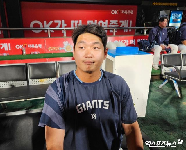 11일 오후 수원KT위즈파크에서 열린 '2025 신한 SOL Bank KBO리그' 롯데 자이언츠와 KT 위즈의 경기, 롯데가 4:3으로 승리하면서 전날 패배를 설욕했다. 경기 후 롯데 나균안이 취재진과 인터뷰에 임하고 있다. 수원, 유준상 기자