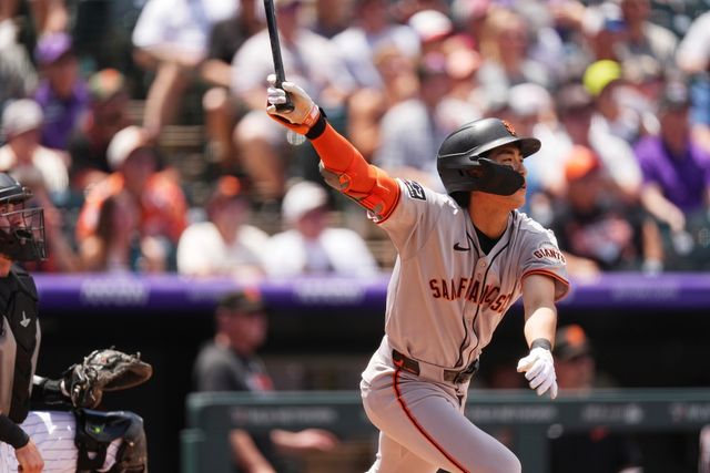 샌프란시스코 자이언츠 외야수 이정후가 13일 미국 콜로라도주 덴버의 쿠어스필드에서 열린 2025 미국프로야구 메이저리그(MLB) 콜로라도 로키스와의 원정경기에 선발 출전해 4타수 1안타 1볼넷 1득점을 기록했다. 이정후의 시즌 타율은 0.275로 전날과 비교했을 때 변화가 없다. AP 연합뉴스