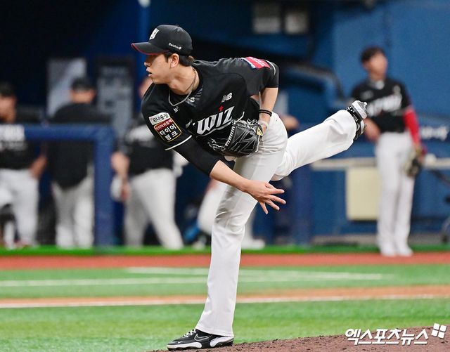 24일 오후 서울 구로구 고척스카이돔에서 열린 '2025 신한 SOL Bank KBO리그' KT 위즈와 키움 히어로즈의 경기, 7회말 KT 김민수가 공을 힘차게 던지고 있다. 엑스포츠뉴스DB