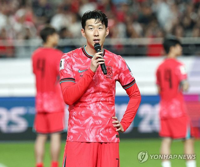 토트넘 레전드 골키퍼로, 과거 이영표와 함께 뛰었던 골키퍼 폴 로빈슨이 토트넘의 손흥민 매각에 강력반대했다. 영국 매체 '풋볼 인사이더'는 12일(이하 한국시간) '토트넘에서 골키퍼로 활약했던 폴 로빈슨은 손흥민을 판매하지 말라는 경고를 했다'고 보도했다.&nbsp;로빈슨은 풋볼 인사이더가 운영하는 팟캐스트에 출연해 '난 토트넘이 사우디아라비아 프로리그에 손흥민을 원하는 조건에 판매할 수 있는지 모르겠다. 사우디 리그는 최근 이적시장에서 바쁘게 움직이며 젊은 선수를 많이 찾고 있다'고 말했다. 이어 "토트넘이 손흥민 매각을 통해 돈을 벌려고 하는 건 현명하지 못한 짓이다. 그는 상업적 가치가 상당하다'며 손흥민 매각이 오히려 역효과를 부를 것이라고 공개했다. 연합뉴스