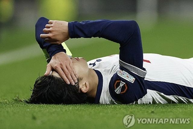 토트넘 레전드 골키퍼로, 과거 이영표와 함께 뛰었던 골키퍼 폴 로빈슨이 토트넘의 손흥민 매각에 강력반대했다. 영국 매체 '풋볼 인사이더'는 12일(이하 한국시간) '토트넘에서 골키퍼로 활약했던 폴 로빈슨은 손흥민을 판매하지 말라는 경고를 했다'고 보도했다.&nbsp;로빈슨은 풋볼 인사이더가 운영하는 팟캐스트에 출연해 '난 토트넘이 사우디아라비아 프로리그에 손흥민을 원하는 조건에 판매할 수 있는지 모르겠다. 사우디 리그는 최근 이적시장에서 바쁘게 움직이며 젊은 선수를 많이 찾고 있다'고 말했다. 이어 "토트넘이 손흥민 매각을 통해 돈을 벌려고 하는 건 현명하지 못한 짓이다. 그는 상업적 가치가 상당하다'며 손흥민 매각이 오히려 역효과를 부를 것이라고 공개했다. 연합뉴스