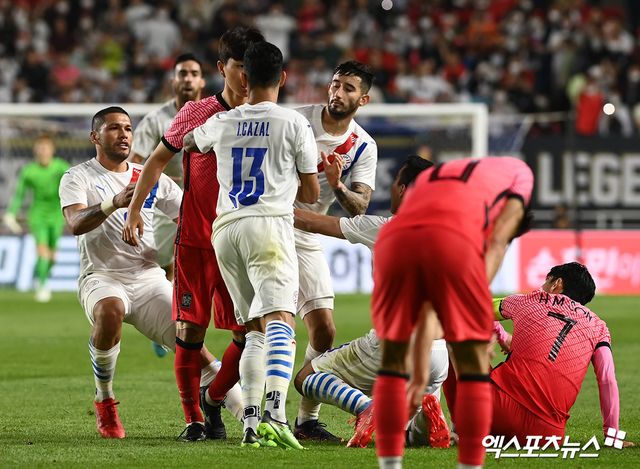 홍명보호가 2026 월드컵 본선 진출이 유력한 파라과이와 10월에 격돌한다. 대한축구협회는 12일 '2026 북중미 월드컵에 나서는 우리나라 축구 대표팀이 10월 14일 파라과이와 국내에서 맞붙는다. 파라과이 평가전은 10월 A매치 주간에 치러지는 두 경기중 하나다. 구체적인 장소와 경기 시간은 미정'이라고 밝혔다. 한국은 오는 9월 미국 원정을 떠나 미국, 멕싴호와 A매치를 치른다. 이어 남미 팀으로 방향으로 돌려 파라과이와 만난다. 지난 2022년 6월 맞대결 모습. 엑스포츠뉴스DB