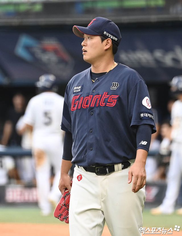 1일 오후 서울 송파구 잠실야구장에서 열린 '2024 신한 SOL Bank KBO리그' 롯데 자이언츠와 두산 베어스의 경기, 연장 11회말 2사 2루 두산 강승호의 안타 때 2루주자 여동건이 홈으로 쇄도했으나 롯데 포수 서동욱에게 태그 아웃 당했다. 이후 두산 측 요청으로 진행된 비디오 판독을 바라보고 있는 롯데 투수 나균안. 엑스포츠뉴스 DB