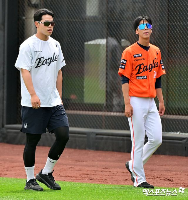 한화 이글스 투수 문동주가 오는 15일 대전 LG 트윈스전 선발 투수로 1군에 복귀한다. 한화 김경문 감독은 문동주의 복귀 소식과 더불어 외국인 투수 2명의 동반 휴식 가능성을 언급했다. 엑스포츠뉴스 DB