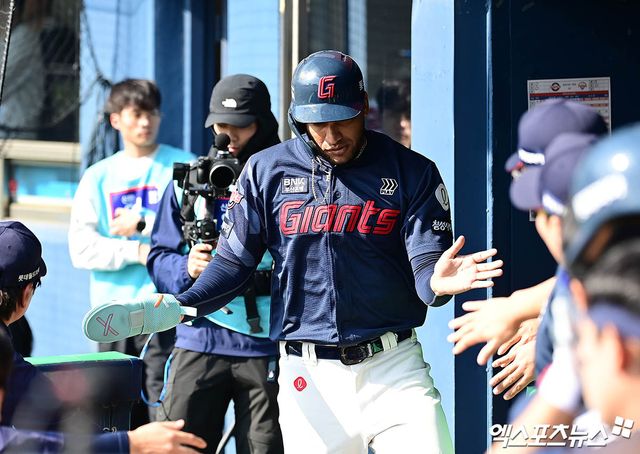 22일 오후 서울 송파구 잠실야구장에서 열린 '2025 신한 SOL Bank KBO리그' 롯데 자이언츠와 LG 트윈스의 경기, 4회초 1사 만루 롯데 손호영의 2타점 적시타 때 3루주자 레이예스가 득점을 올린 뒤 더그아웃으로 향하고 있다. 엑스포츠뉴스 DB