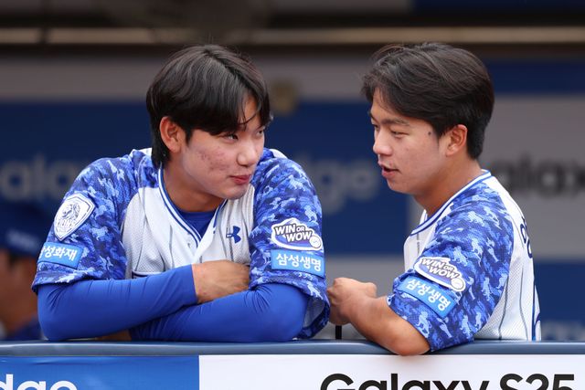 왼쪽부터 삼성 라이온즈 내야수 심재훈, 양도근. 정규시즌 경기 중 더그아웃에서 대화를 나누고 있다. 삼성 라이온즈