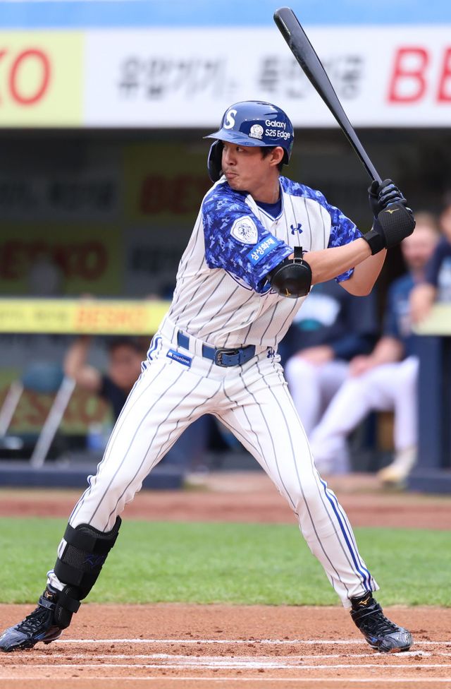 삼성 라이온즈 외야수 구자욱이 정규시즌 경기에 출전해 타격에 임하고 있다. 삼성 라이온즈