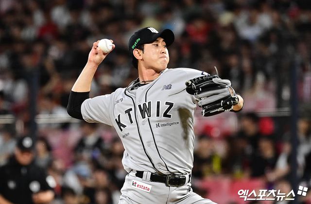 20일 오후 경기도 수원케이티위즈파크에서 열린 '2025 신한 SOL Bank KBO리그' KIA 타이거즈와 KT 위즈의 경기, 7회초 KT 김민수가 역투하고 있다. 엑스포츠뉴스DB