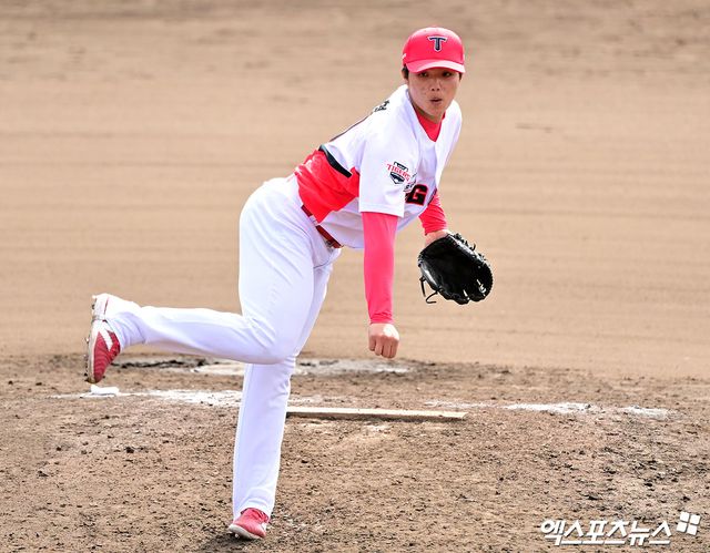 KIA 타이거즈 신인 투수 김태형이 올해 스프링캠프 연습경기에 등판해 투구하고 있다. 김태형은 개막 후 2군 퓨처스팀에만 머물다 지난 11일 처음으로 1군 엔트리에 등록됐다. 엑스포츠뉴스 DB