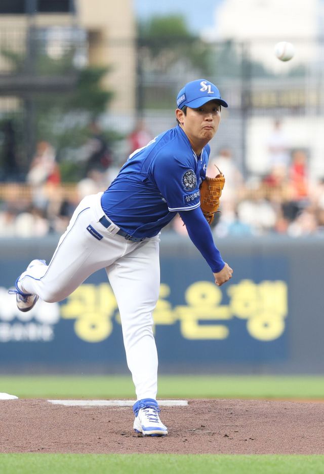 삼성 라이온즈 양창섭이 11일 광주 KIA 타이거즈전에 선발 등판해 투구하고 있다. 양창섭은 이날 5이닝 1실점으로 호투를 펼쳤다. 삼성 라이온즈