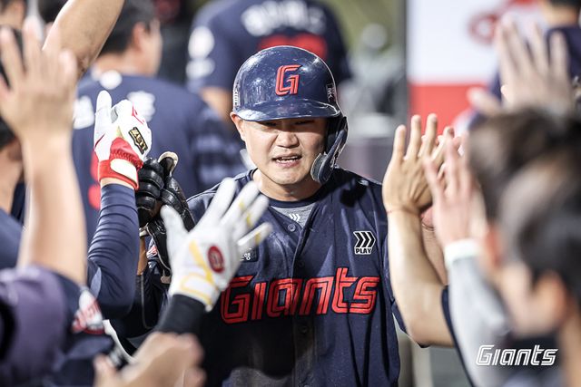 롯데 자이언츠는 12일 수원 케이티위즈파크에서 열린 '2025 신한 SOL Bank KBO리그' KT와의 원정경기에서 연장 10회 승부 끝 12-7 승리를 거두고 2연승을 내달리며 위닝시리즈를 달성, 시즌 전적 36승3무29패로 3위 자리를 지켰다. 이날 2루수 겸 7번타자로 선발 출전한 손호영은 5안타 2타점 3득점 맹활약을 펼치고 팀 승리를 이끌었다. 롯데 자이언츠