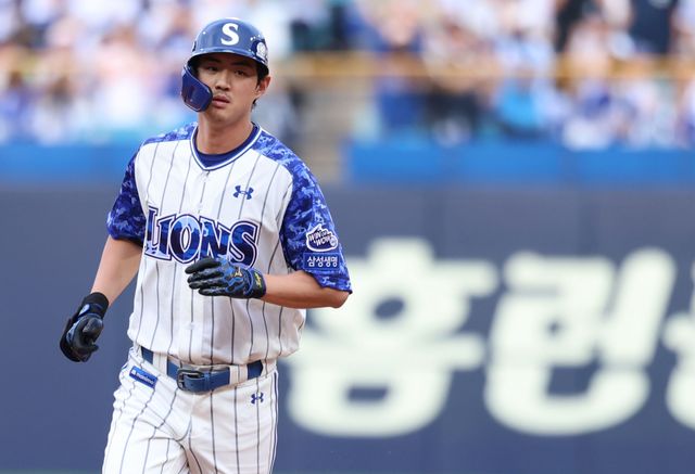 삼성 라이온즈 외야수 구자욱이 정규시즌 경기에 출전해 주루하고 있다. 삼성 라이온즈