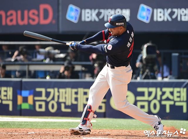 22일 오후 서울 송파구 잠실야구장에서 열린 '2025 신한 SOL Bank KBO리그' 롯데 자이언츠와 LG 트윈스의 경기, 4회초 1사 롯데 레이예스가 2루타를 때려내고 있다. 엑스포츠뉴스 DB