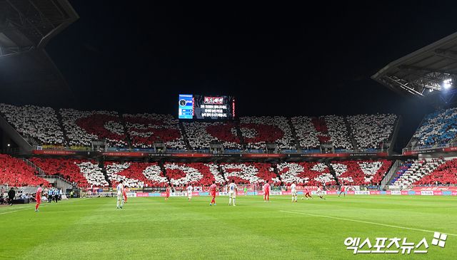 홍명보호가 2026 월드컵 본선 진출이 유력한 파라과이와 10월에 격돌한다. 대한축구협회는 12일 '2026 북중미 월드컵에 나서는 우리나라 축구 대표팀이 10월 14일 파라과이와 국내에서 맞붙는다. 파라과이 평가전은 10월 A매치 주간에 치러지는 두 경기중 하나다. 구체적인 장소와 경기 시간은 미정'이라고 밝혔다. 한국은 오는 9월 미국 원정을 떠나 미국, 멕싴호와 A매치를 치른다. 이어 남미 팀으로 방향으로 돌려 파라과이와 만난다. 지난 2022년 6월 맞대결 모습. 엑스포츠뉴스DB