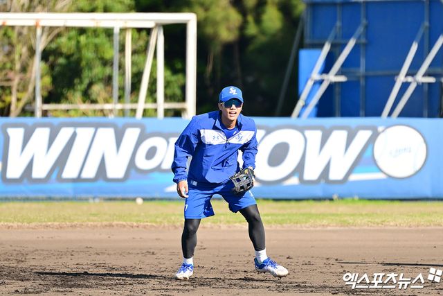삼성 라이온즈 유격수 이재현이 올해 스프링캠프에서 수비 훈련에 나서 펑고를 받고 있다. 엑스포츠뉴스 DB
