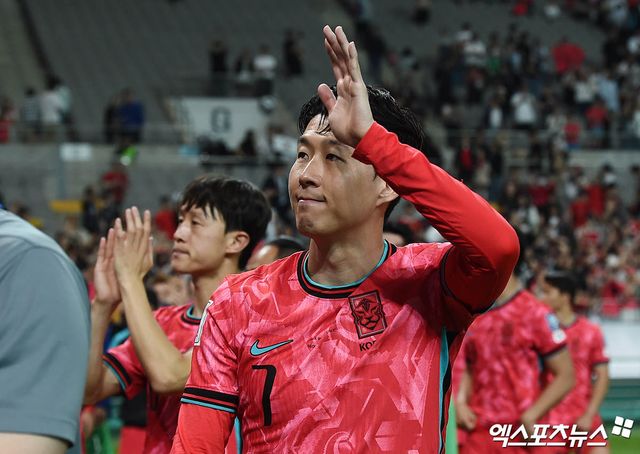 홍명보호가 2026 월드컵 본선 진출이 유력한 파라과이와 10월에 격돌한다. 대한축구협회는 12일 '2026 북중미 월드컵에 나서는 우리나라 축구 대표팀이 10월 14일 파라과이와 국내에서 맞붙는다. 파라과이 평가전은 10월 A매치 주간에 치러지는 두 경기중 하나다. 구체적인 장소와 경기 시간은 미정'이라고 밝혔다. 한국은 오는 9월 미국 원정을 떠나 미국, 멕싴호와 A매치를 치른다. 이어 남미 팀으로 방향으로 돌려 파라과이와 만난다. 엑스포츠뉴스DB