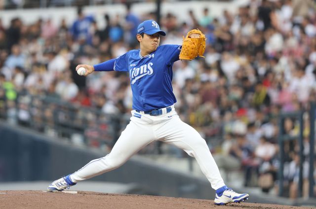 삼성 라이온즈 양창섭이 11일 광주 KIA 타이거즈전에 선발 등판해 투구하고 있다. 양창섭은 이날 5이닝 1실점으로 호투를 펼쳤다. 삼성 라이온즈