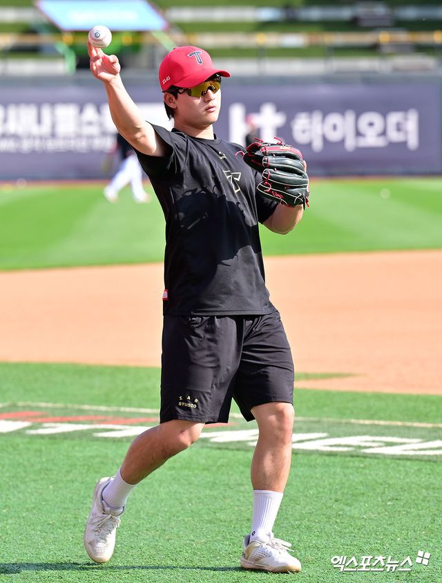 KIA 타이거즈 내야수 윤도현이 올해 정규시즌 경기에 출전하기 전 훈련에 임하고 있다. 윤도현은 손가락 골절로 12일 엔트리에서 말소됐다. 엑스포츠뉴스 DB