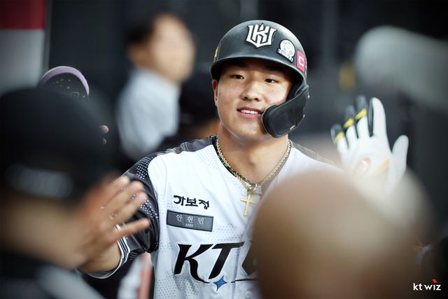 12일 수원 케이티위즈파크에서 열린 '2025 신한 SOL Bank KBO리그' 롯데 자이언츠와 KT 위즈의 경기, 3번 지명타자로 선발 출전한 KT 안현민이 롯데 김진욱을 상대로 연타석 홈런을 기록했다. kt wiz