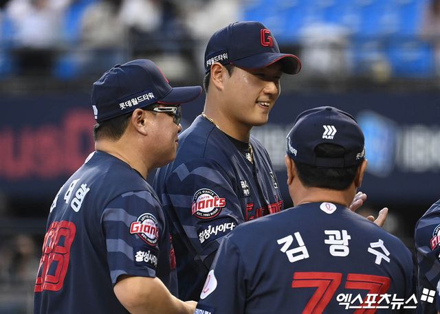 1일 오후 서울 송파구 잠실야구장에서 열린 '2024 신한 SOL Bank KBO리그' 롯데 자이언츠와 두산 베어스의 경기, 연장 12회 승부 끝에 롯데가 4:3의 스코어로 승리했다. 경기 종료 후 롯데 김태형 감독이 나균안과 승리의 기쁨을 나누고 있다. 엑스포츠뉴스 DB