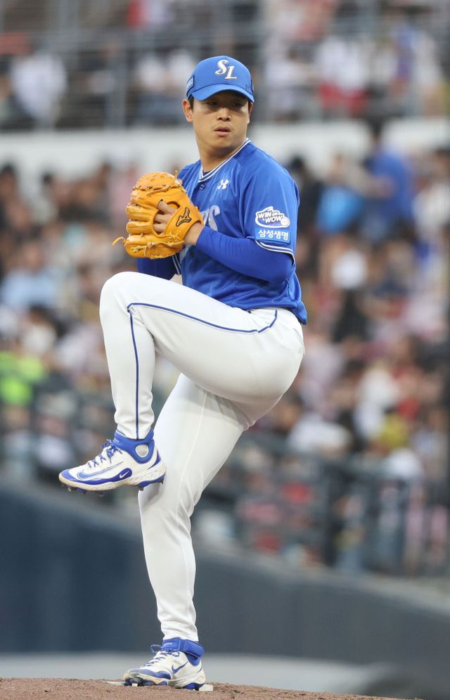 삼성 라이온즈 양창섭이 11일 광주 KIA 타이거즈전에 선발 등판해 투구하고 있다. 양창섭은 이날 5이닝 1실점으로 호투를 펼쳤다. 삼성 라이온즈