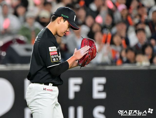 25일 오후 대전 한화생명 볼파크에서 열린 '2025 신한 SOL Bank KBO리그' KT 위즈와 한화 이글스의 경기, 6회말 수비를 마친 KT 선발투수 소형준이 박수를 치고 있다. 엑스포츠뉴스DB