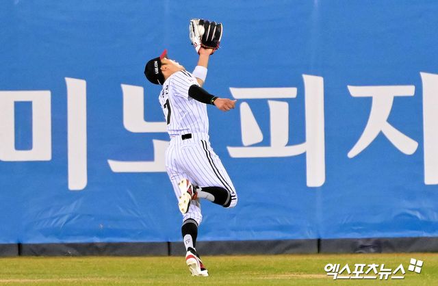 26일 오후 서울 송파구 잠실야구장에서 열린 '2025 신한 SOL Bank KBO리그' 한화 이글스와 LG 트윈스의 경기, 5회초 LG 박해민이 한화 황영묵의 타구를 잡아내고 있다. 엑스포츠뉴스DB