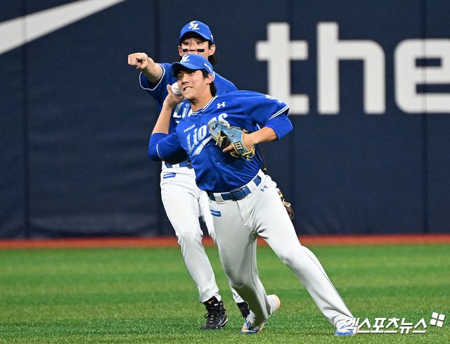 앞에 위치한 삼성 라이온즈 유격수 이재현이 경기에 출전해 수비 도중 송구를 시도하고 있다. 엑스포츠뉴스 DB