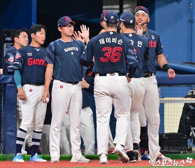 1일 오후 서울 구로구 고척스카이돔에서 열린 '2025 신한 SOL Bank KBO리그' 롯데 자이언츠와 키움 히어로즈의 경기, 7회말 수비를 마친 롯데 데이비슨이 더그아웃에서 하이파이브를 하고 있다. 엑스포츠뉴스 DB