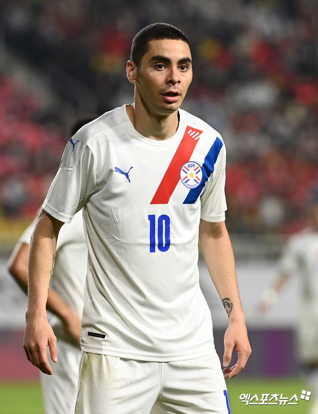 홍명보호가 2026 월드컵 본선 진출이 유력한 파라과이와 10월에 격돌한다. 대한축구협회는 12일 '2026 북중미 월드컵에 나서는 우리나라 축구 대표팀이 10월 14일 파라과이와 국내에서 맞붙는다. 파라과이 평가전은 10월 A매치 주간에 치러지는 두 경기중 하나다. 구체적인 장소와 경기 시간은 미정'이라고 밝혔다. 한국은 오는 9월 미국 원정을 떠나 미국, 멕싴호와 A매치를 치른다. 이어 남미 팀으로 방향으로 돌려 파라과이와 만난다. 지난 2022년 6월 맞대결 때 한국에 2골 넣은 미겔 알미론. 엑스포츠뉴스DB