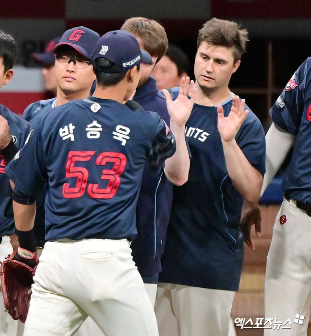 1일 오후 서울 구로구 고척스카이돔에서 열린 '2025 신한 SOL Bank KBO리그' 롯데 자이언츠와 키움 히어로즈의 경기, 7이닝 3피안타 1볼넷 6탈삼진 무실점 완벽투를 선보인 선발 데이비슨의 활약에 힘입어 롯데가 키움에 5:0 승리를 거뒀다. 이날 경기에서 승리한 롯데 데이비슨이 기뻐하고 있다. 엑스포츠뉴스 DB