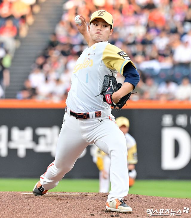 한화 이글스 투수 문동주가 오는 15일 대전 LG 트윈스전 선발 투수로 1군에 복귀한다. 한화 김경문 감독은 문동주의 복귀 소식과 더불어 외국인 투수 2명의 동반 휴식 가능성을 언급했다. 엑스포츠뉴스 DB