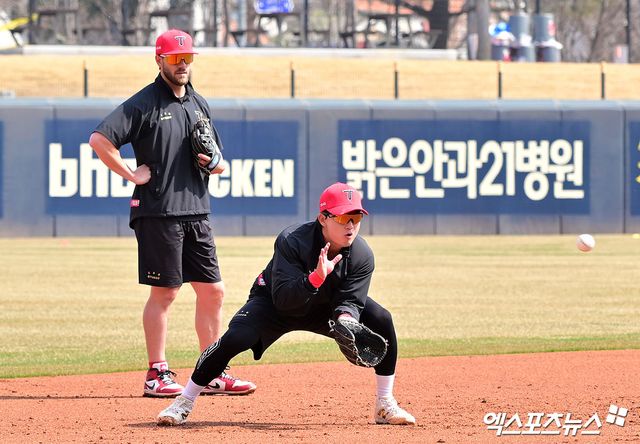 KIA 타이거즈 내야수 윤도현이 올해 정규시즌 경기에 출전하기 전 훈련에 임하고 있다. 윤도현은 손가락 골절로 12일 엔트리에서 말소됐다. 엑스포츠뉴스 DB