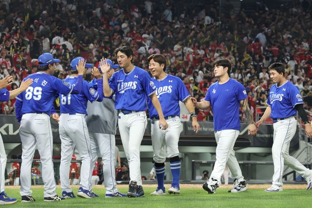삼성 라이온즈 선수들이 12일 광주 KIA 타이거즈전에서 승리한 뒤 하이파이브하고 있다. 삼성 라이온즈