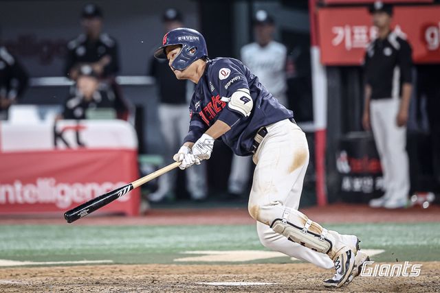 롯데 자이언츠는 12일 수원 케이티위즈파크에서 열린 '2025 신한 SOL Bank KBO리그' KT와의 원정경기에서 연장 10회 승부 끝 12-7 승리를 거두고 2연승을 내달리며 위닝시리즈를 달성, 시즌 전적 36승3무29패로 3위 자리를 지켰다. 이날 2루수 겸 7번타자로 선발 출전한 손호영은 5안타 2타점 3득점 맹활약을 펼치고 팀 승리를 이끌었다. 롯데 자이언츠