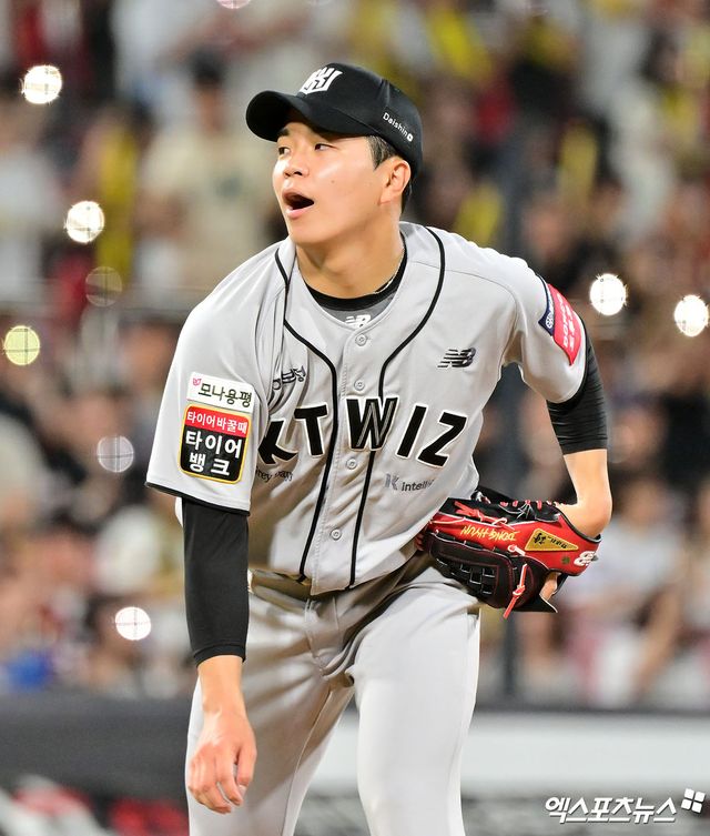 21일 오후 수원KT위즈파크에서 열린 '2025 신한 SOL Bank KBO리그' KIA 타이거즈와 KT 위즈의 경기, 8회초 KT 손동현이 공을 힘차게 던지고 있다. 엑스포츠뉴스 DB