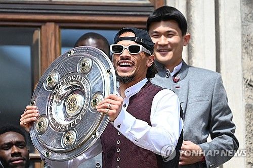 바이에른 뮌헨이 거액을 투자했던 공격수 르로이 사네의 이적료 회수에 실패했다. 재계약에도 실패하며 공짜로 떠나보냈다.&nbsp; 갈라타사라이가 12일(한국시간) 공식 홈페이지를 통해 구단이 르로이 사네와 협상을 시작했다고 발표했다.&nbsp;연합뉴스