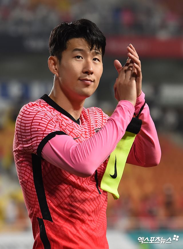 홍명보호가 2026 월드컵 본선 진출이 유력한 파라과이와 10월에 격돌한다. 대한축구협회는 12일 '2026 북중미 월드컵에 나서는 우리나라 축구 대표팀이 10월 14일 파라과이와 국내에서 맞붙는다. 파라과이 평가전은 10월 A매치 주간에 치러지는 두 경기중 하나다. 구체적인 장소와 경기 시간은 미정'이라고 밝혔다. 한국은 오는 9월 미국 원정을 떠나 미국, 멕싴호와 A매치를 치른다. 이어 남미 팀으로 방향으로 돌려 파라과이와 만난다. 지난 2022년 6월 맞대결 모습. 엑스포츠뉴스DB