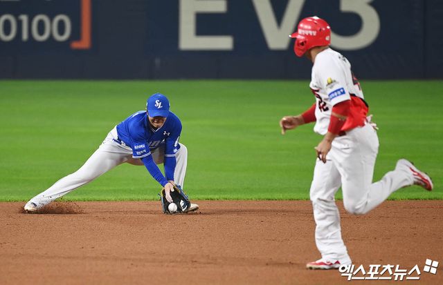 왼쪽에 위치한 삼성 라이온즈 유격수 이재현이 경기에 출전해 수비 도중 타구를 잡아내고 있다. 엑스포츠뉴스 DB
