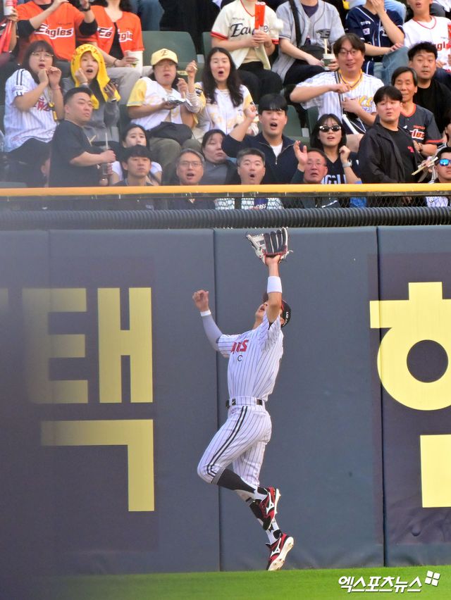 27일 오후 서울 송파구 잠실야구장에서 열린 '2025 신한 SOL Bank KBO리그' 한화 이글스와 LG 트윈스의 경기, 2회초 1사 LG 박해민이 한화 이진영의 타구를 잡아내고 있다. 엑스포츠뉴스DB