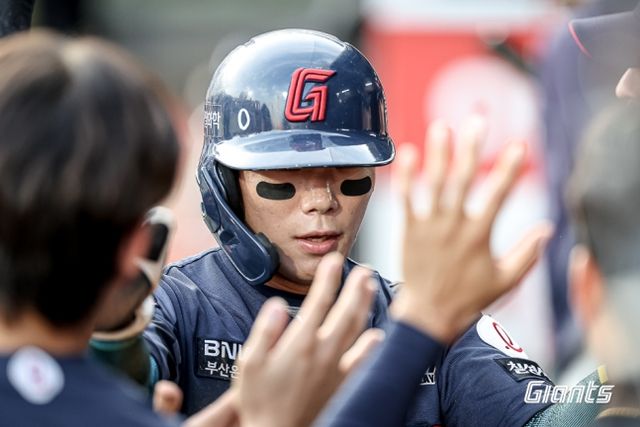 롯데 자이언츠 외야수 장두성이 13일 오후 화홍병원에서 퇴원했다. 지난 12일 수원 KT 위즈전에서 경기 중 견제구에 옆구리를 맞아 폐 출혈로 이어졌던 가운데 다행히 빠른 회복세를 보이고 있다. 사진 롯데 자이언츠