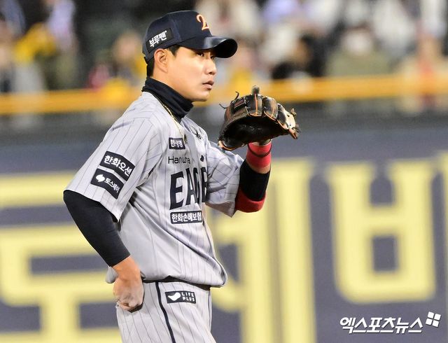 25일 오후 서울 송파구 잠실야구장에서 열린 '2025 신한 SOL Bank KBO리그' 한화 이글스와 LG 트윈스의 경기, 4회말 무사 2루 한화 심우준이 LG 오스틴의 타구를 처리하고 있다. 엑스포츠뉴스DB