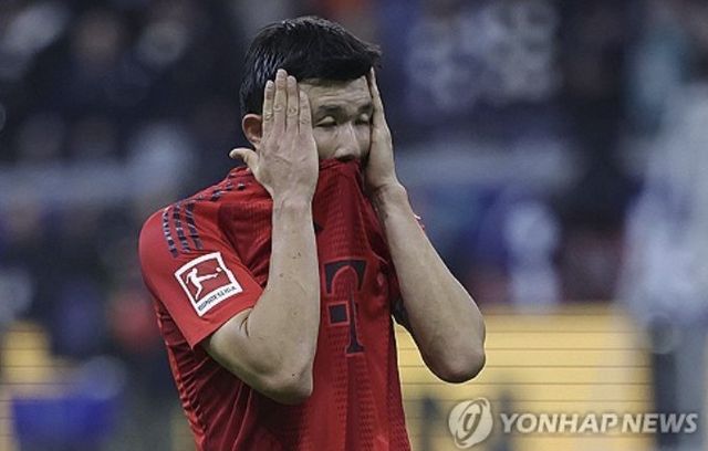 김민재가 소속팀인 독일 명문 바이에른 뮌헨의 관리 소홀로 아킬레스건 염증, 왼발 물혹 등의 부상을 당했다는 현지 언론 주장에 반박했다. 에베를 단장은 13일 '김민재는 아킬레스건 때문에 조금 힘들어하고 있다. 우리가 그의 건강을 위험에 빠뜨렸다는 말이 많다. 우린 그런 적이 한 번도 없다. 항상 모든 것을 관리하고 있다'며 '김민재는 휴식을 취하고 건강을 회복하고 싶다고 말했다. 며칠 내로 훈련을 재개하고 팀에 합류할 예정이다. 그가 돌아오면 우파 메카노, 요나탄 타 등과 경쟁하게 될 것이다'고 했다. 연합뉴스